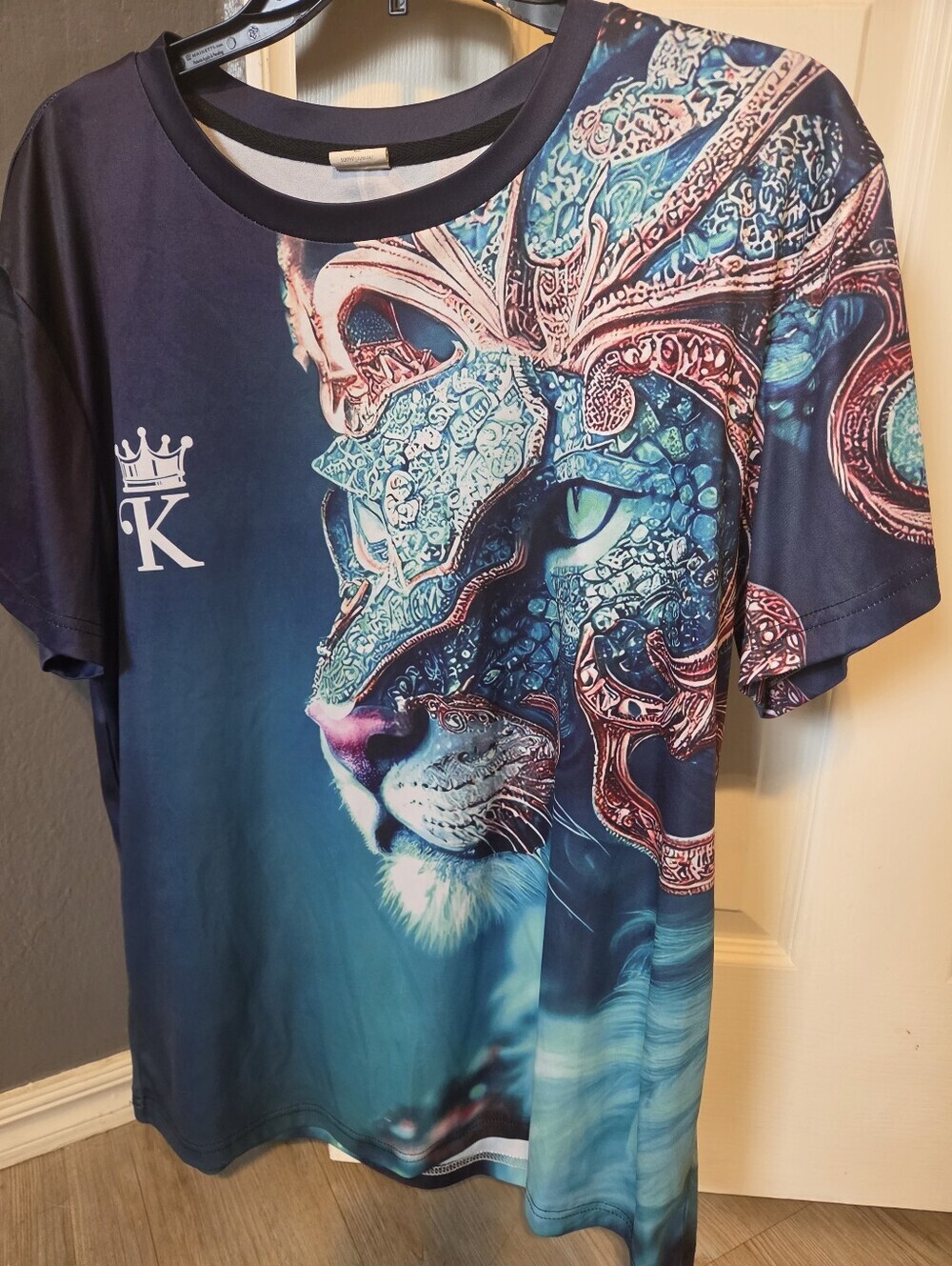 Teal Athletic Shirt with Lion Wearing Crown Graphic, XL